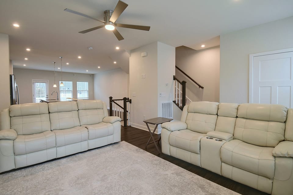 4BR Townhome in Riverfront Chesapeake Community Apartment in Chesapeake