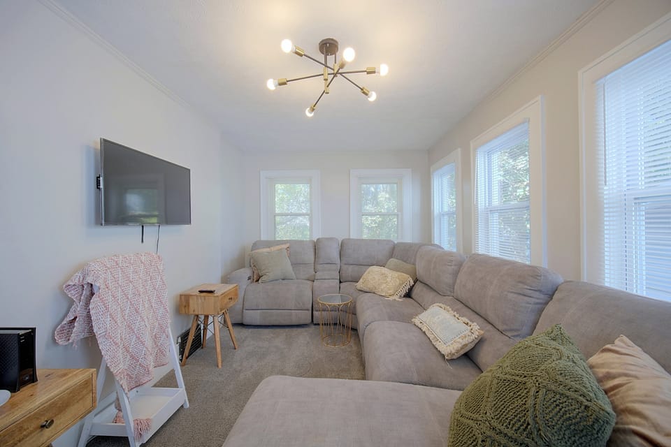 1 Mi to Akron Zoo! Charming Home w/ Yard House in Akron