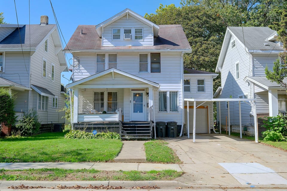 1 Mi to Akron Zoo! Charming Home w/ Yard House in Akron