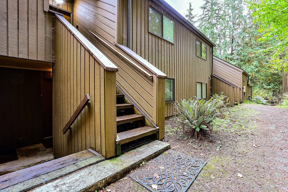 MOUNT BAKER CONDO-Pool/Hot Tub/Sauna Apartment in Glacier