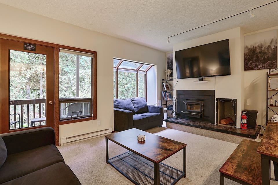 MOUNT BAKER CONDO-Pool/Hot Tub/Sauna Apartment in Glacier