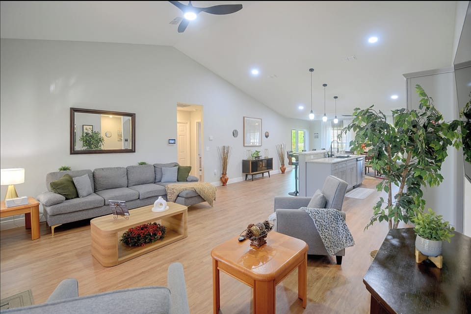 Ocala Retreat Near Lake Lillian, Downtown House in Florida