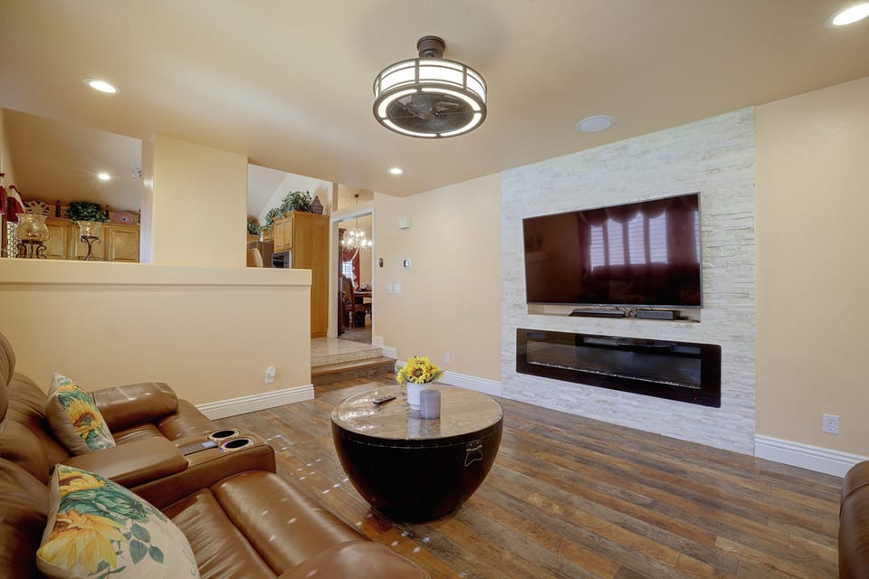 Patio & Grill! Spacious Las Vegas Oasis House in Paradise