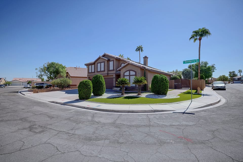 Patio & Grill! Spacious Las Vegas Oasis House in Paradise