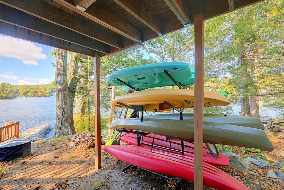 Big Alum Pond Escape w/ Dock & Fire Pit! House in Sturbridge