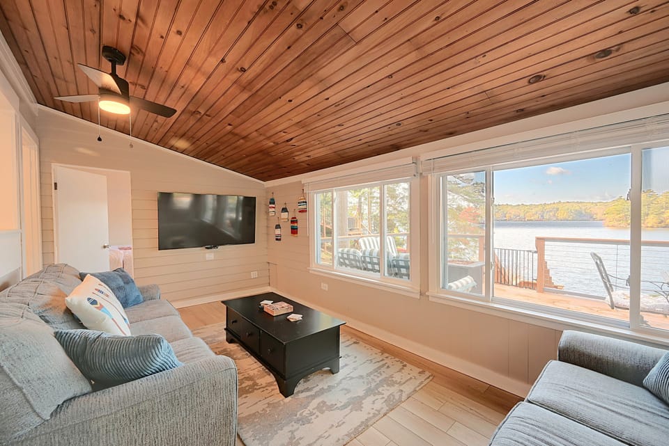 Big Alum Pond Escape w/ Dock & Fire Pit! House in Sturbridge