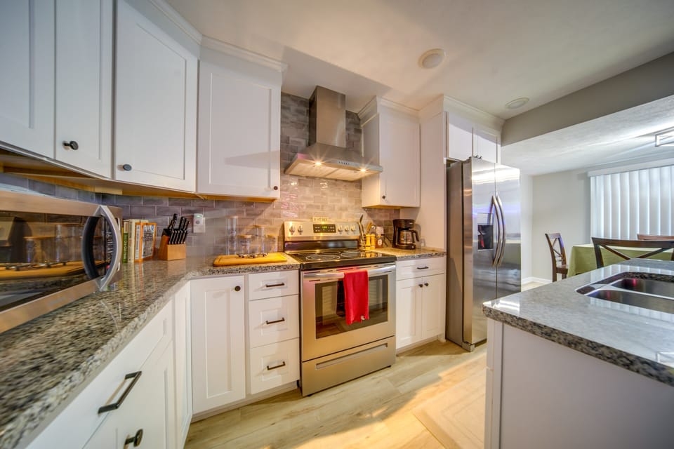 Walkable Main St Retreat! 5 Mi to Mount Pleasant House in Lake Erie
