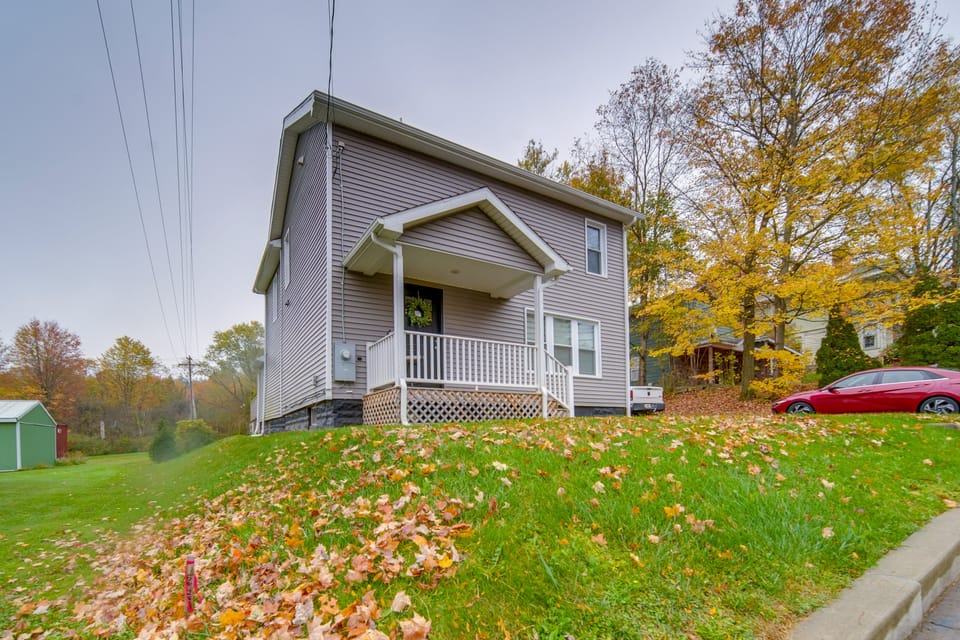 Walkable Main St Retreat! 5 Mi to Mount Pleasant House in Lake Erie