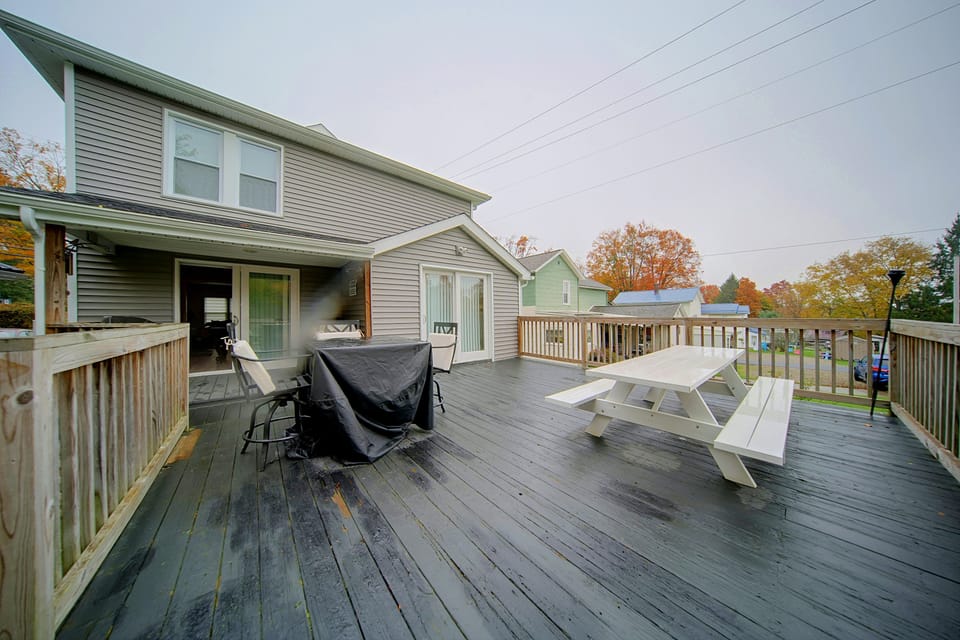 Walkable Main St Retreat! 5 Mi to Mount Pleasant House in Lake Erie