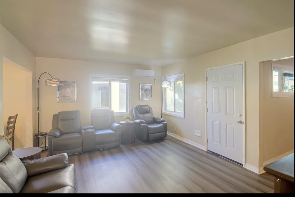 Quaint Unit w/ Office, 4 Mi to SoFi Stadium! Apartment in Gardena