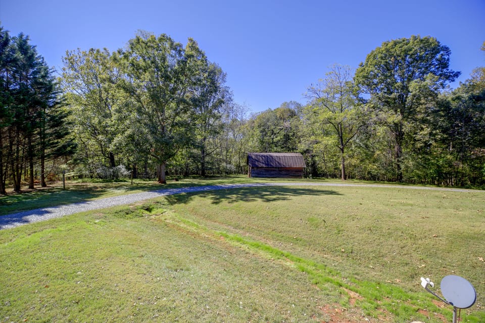Dobson Home w/ Porch Near Yadkin Valley Wineries House in North Carolina
