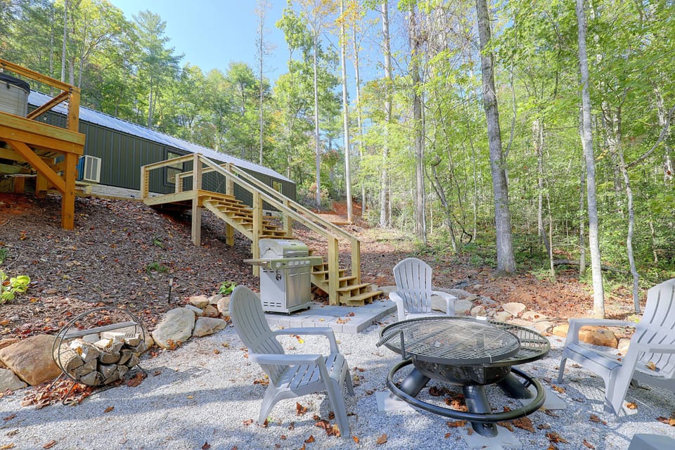 Hot Tub, Trail On-Site! Creekside Cabin in Marion House in North Carolina