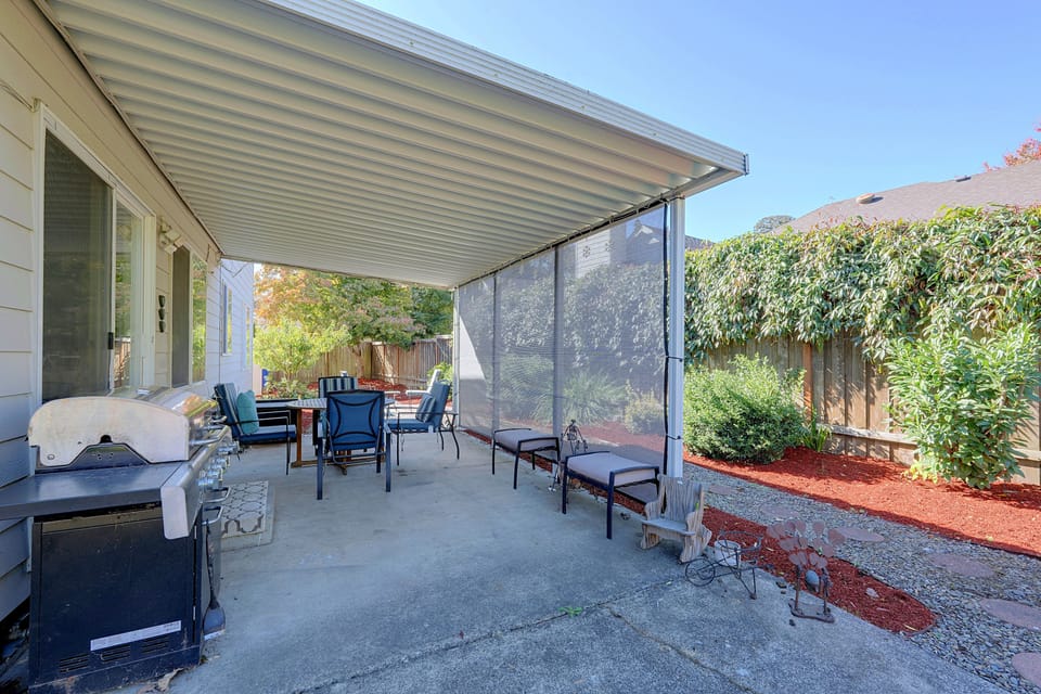 Lovely, Spacious Gem: Walk to Autzen & River Trail House in Springfield