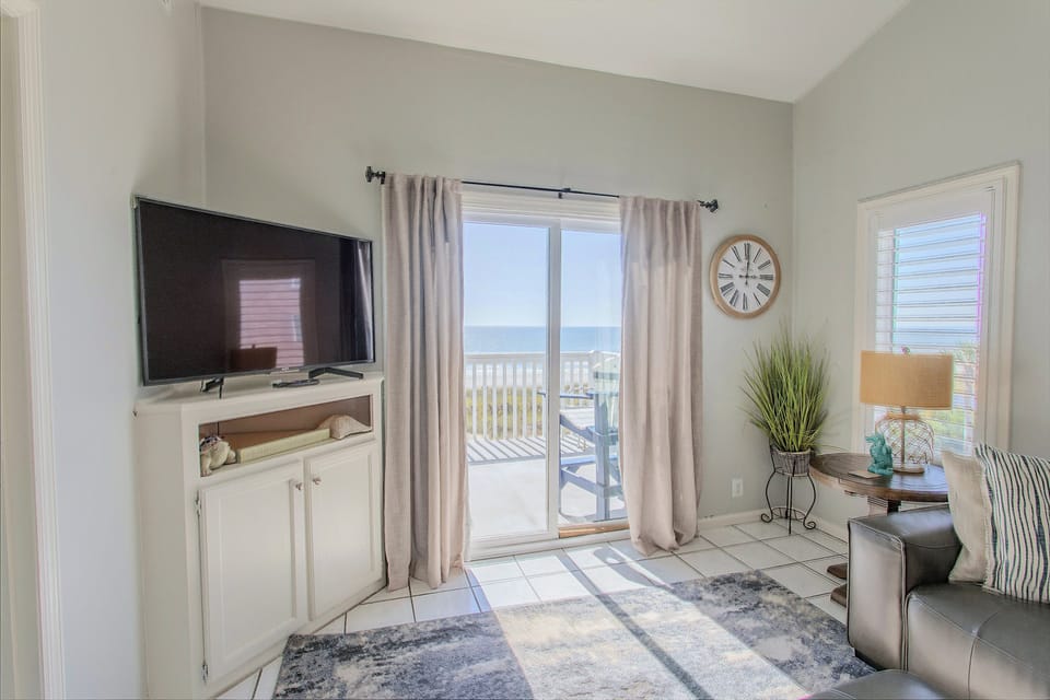 Walk to Waves: N Myrtle Beach Condo w/ Ocean Views Apartment in North Myrtle Beach