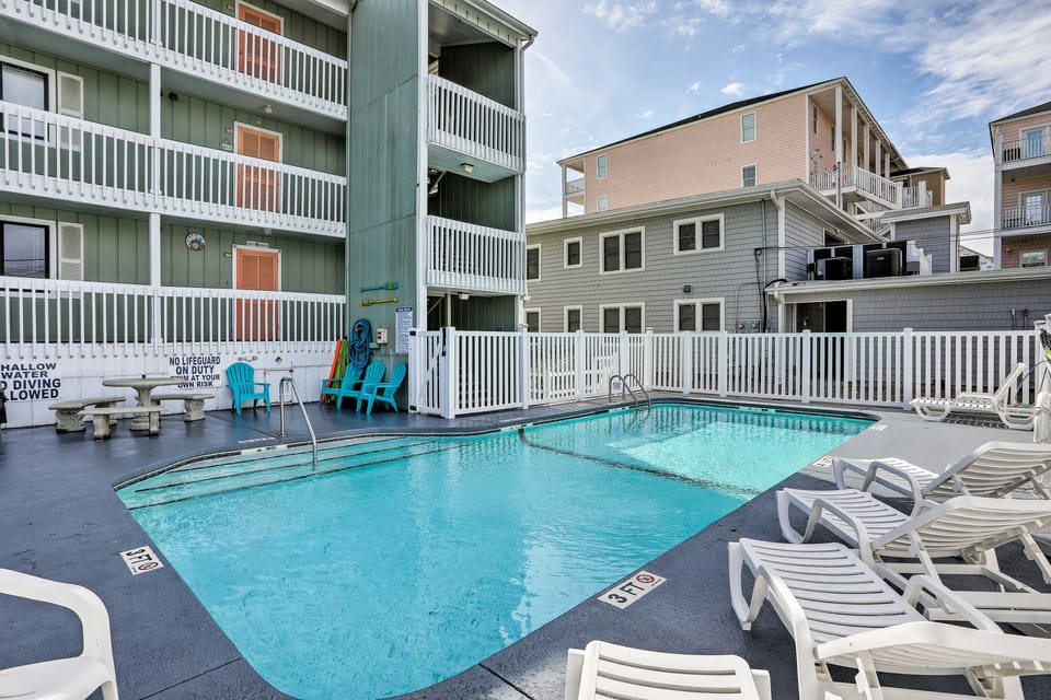 Walk to Waves: N Myrtle Beach Condo w/ Ocean Views Apartment in North Myrtle Beach