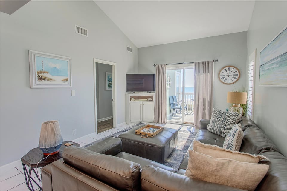 Walk to Waves: N Myrtle Beach Condo w/ Ocean Views Apartment in North Myrtle Beach