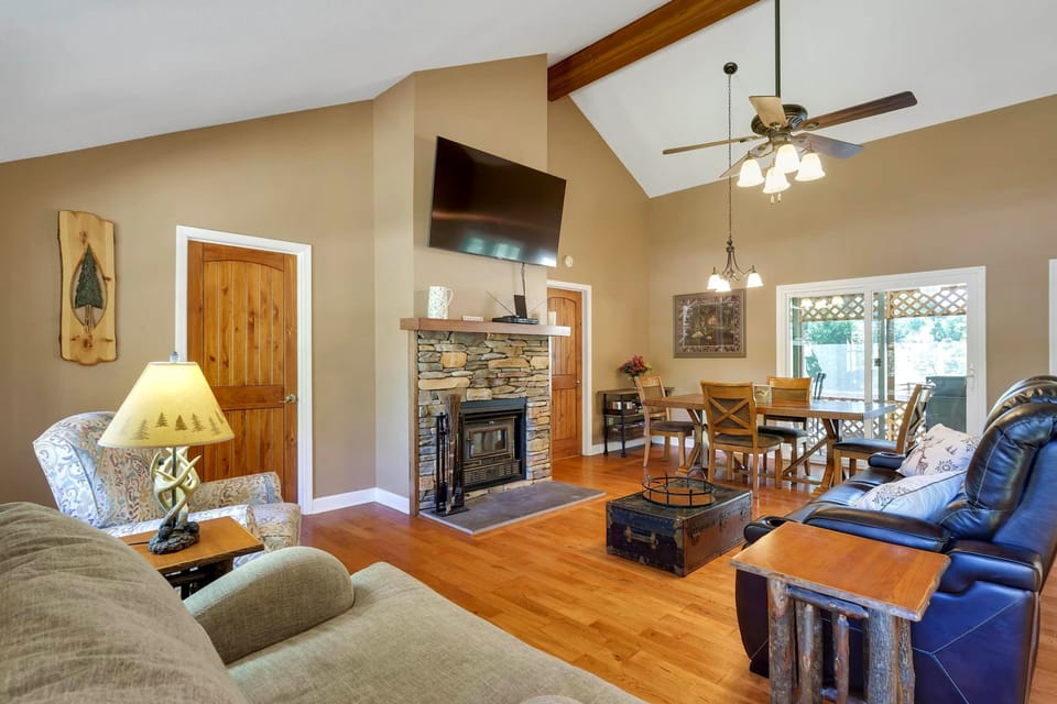 5 Acres, Screened Porch! West Union Farmhouse House in Lake Keowee
