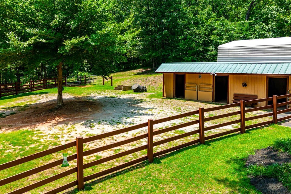 5 Acres, Screened Porch! West Union Farmhouse House in Lake Keowee