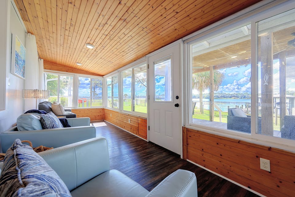 Lakefront Pomona Park Home w/ Dock & Kayaks House in Florida