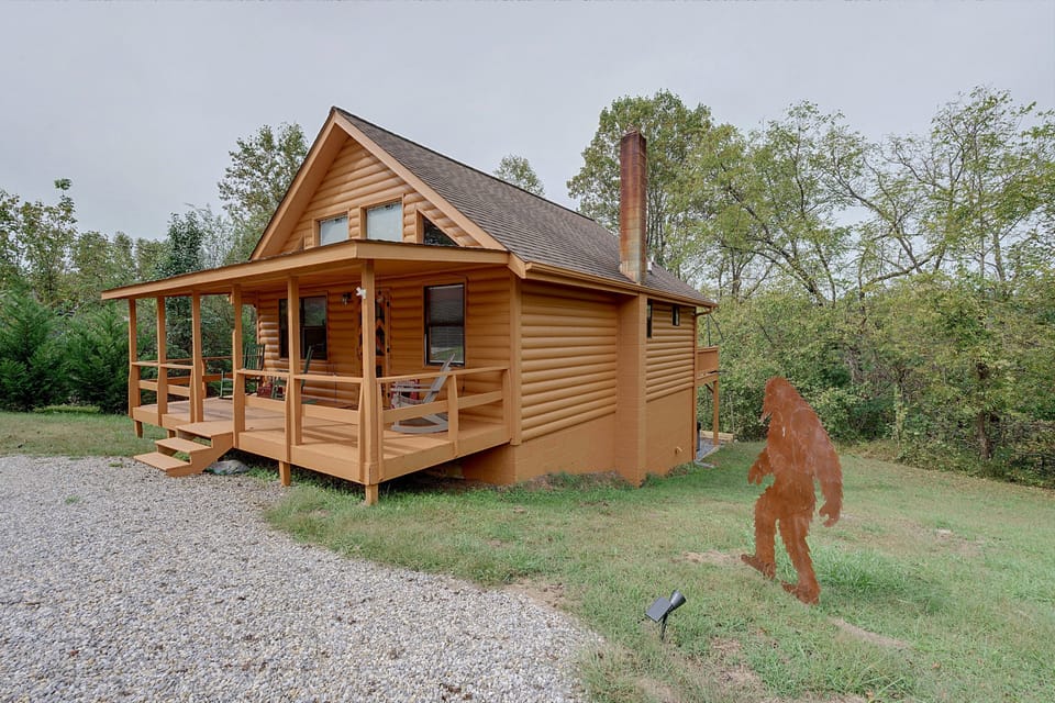 Hot Tub & Fire Pit! All-Seasons Murphy Escape House in Murphy