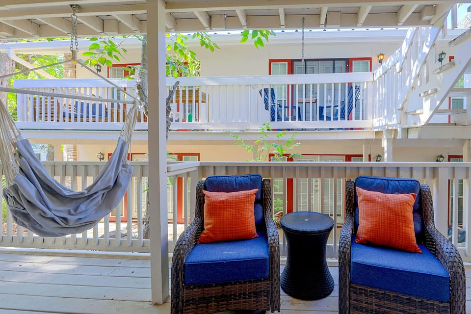 Walkable West 6th Condo w/ Pool & Porch Apartment in Austin