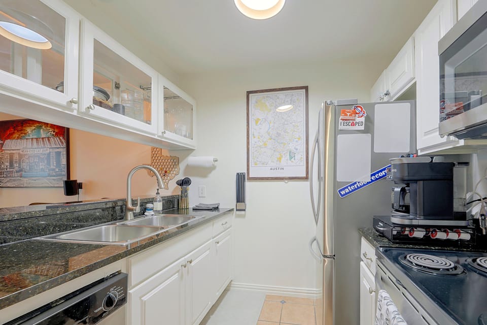 Walkable West 6th Condo w/ Pool & Porch Apartment in Austin