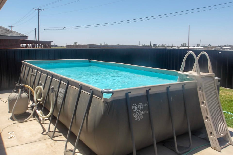 Pool, Hot Tub & Fire Pit: Family Home in Odessa House in Odessa