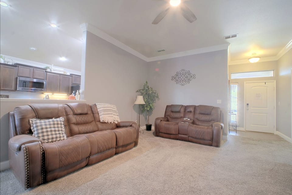 Pool, Hot Tub & Fire Pit: Family Home in Odessa House in Odessa