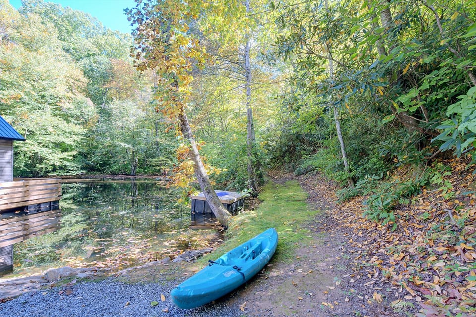 Walden Cove: A Peaceful Floating Retreat on a Pond House in Maggie Valley
