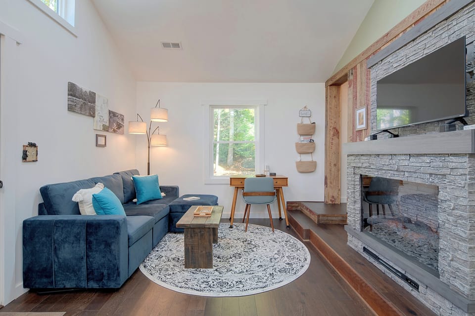 Walden Cove: A Peaceful Floating Retreat on a Pond House in Maggie Valley