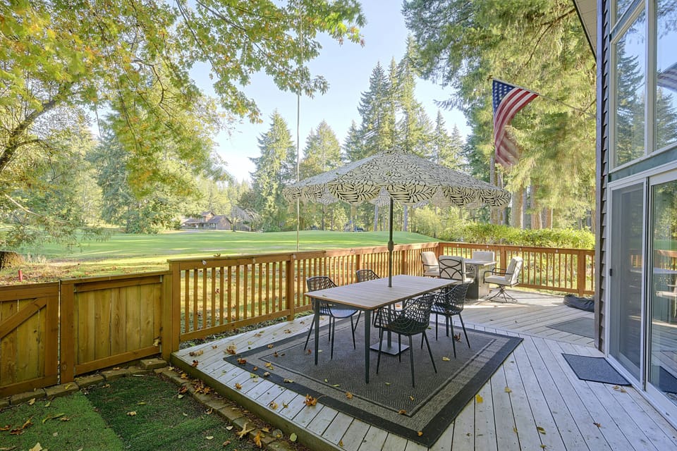 Cozy Chalet on Golf Course w/ Lake Cushman Access House in Washington