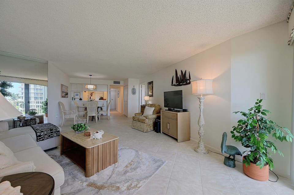 Oceanfront Marco Island Condo w/ Pool & Beach Apartment in Marco Island