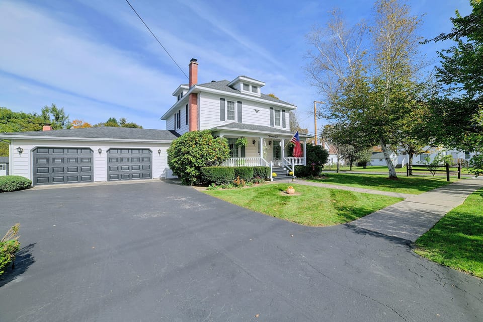 Stroll to Town, All-Seasons Bainbridge Escape! House in New York