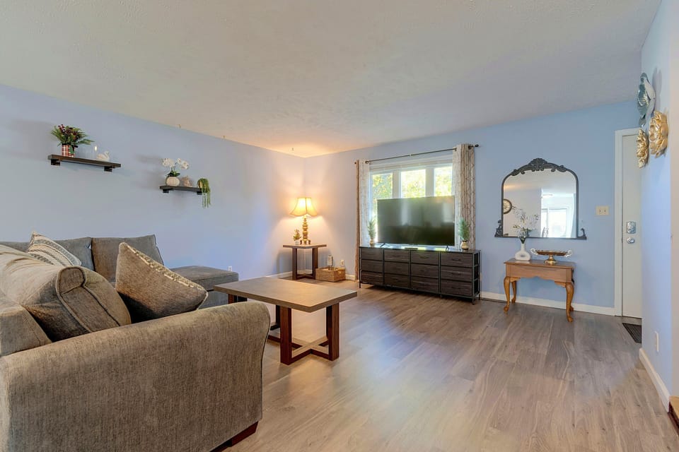 2 Mi to Campus! Convenient Townhome in Normal Apartment in Normal