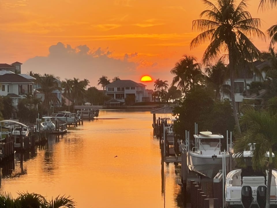 Water & sunset Views -Beach Days! Modern Escape House in Naples Park