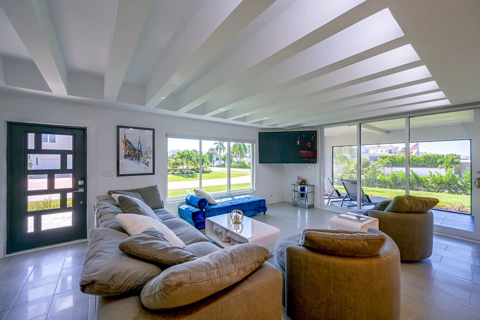Water & sunset Views -Beach Days! Modern Escape House in Naples Park