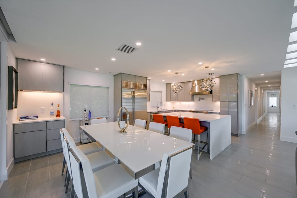 Water & sunset Views -Beach Days! Modern Escape House in Naples Park