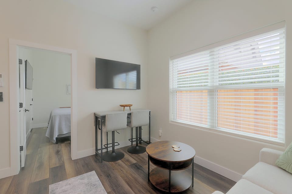 2 Blocks to Montrose Hospital & Many Restaurants Apartment in Montrose