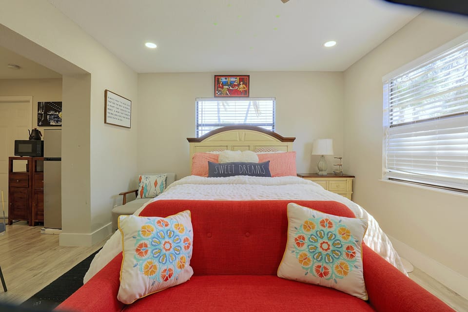7 Mi to Jensen Beach! Romantic Retreat Suite Apartment in Port Saint Lucie