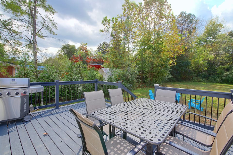 Fire Pit + Deck! Spacious Williamsburg Home House in Kentucky