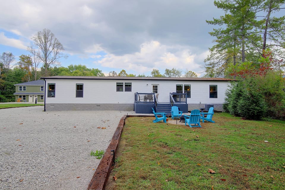 Fire Pit + Deck! Spacious Williamsburg Home House in Kentucky