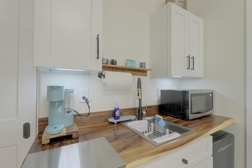 Unbeatable Location! Walkable Montrose Studio Apartment in Montrose