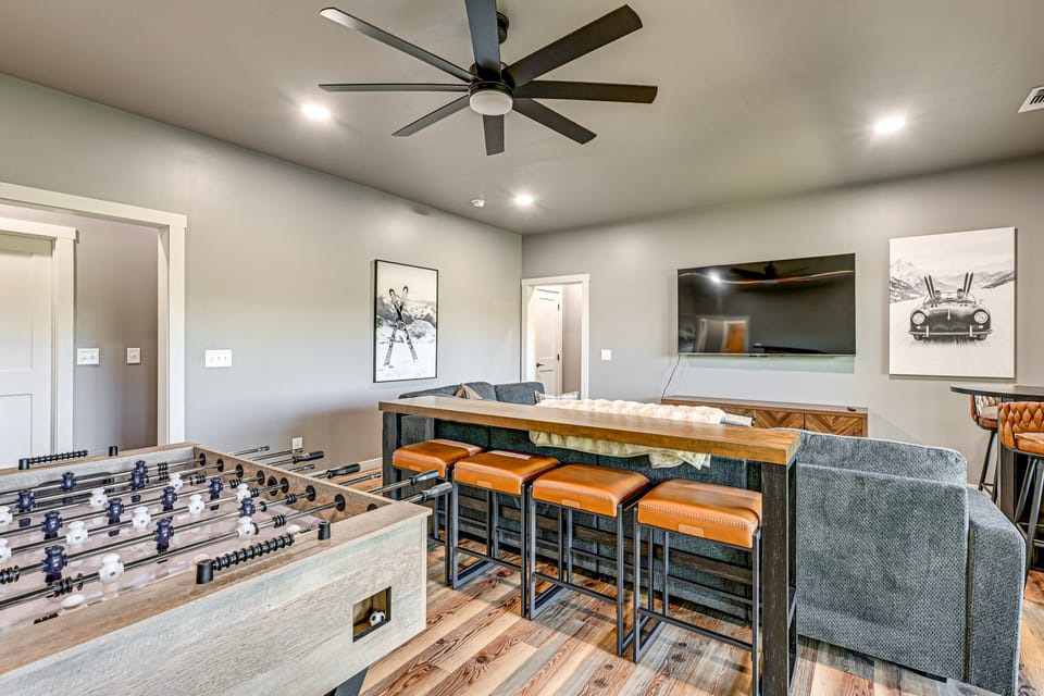 5BR Mountain Escape-Stunning Views, Deck & Game Rm House in Lake Glenville