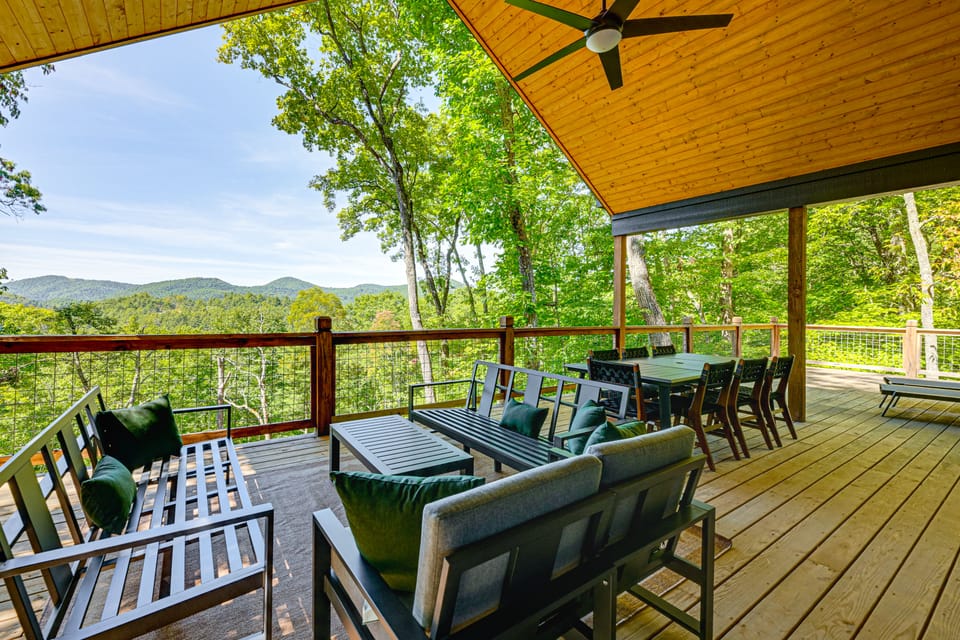5BR Mountain Escape-Stunning Views, Deck & Game Rm House in Lake Glenville