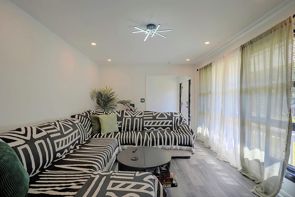Fully Updated! Spacious Home w/ Yard Near ATL House in East Point