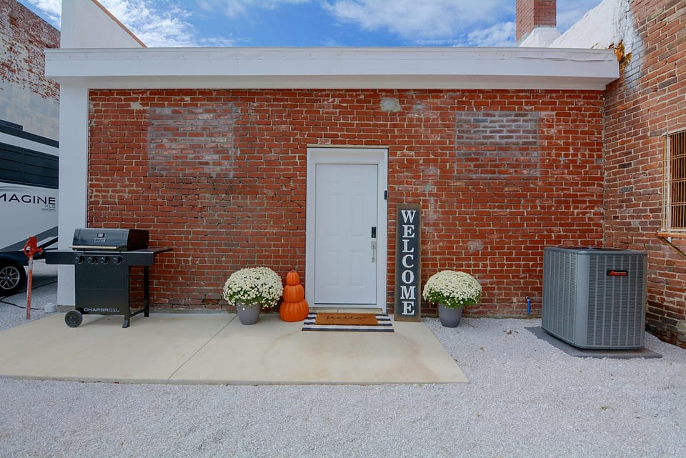 Galena Route 66 Retreat w/ Historic Brick Style Apartment in Ozark Mountains