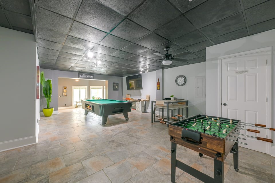 1/2 Mi to Lake Tobesofkee! Unit w/ Foosball & Pool House in Georgia