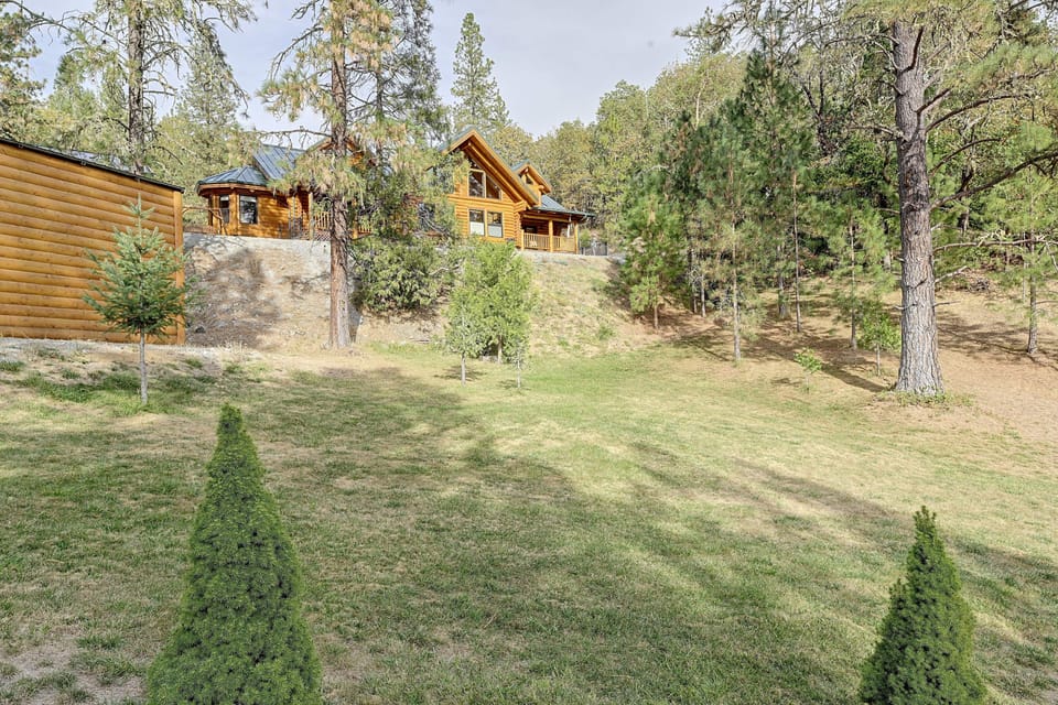 Hot Tub & Mountain Views! Canyonville Log Cabin House in Oregon