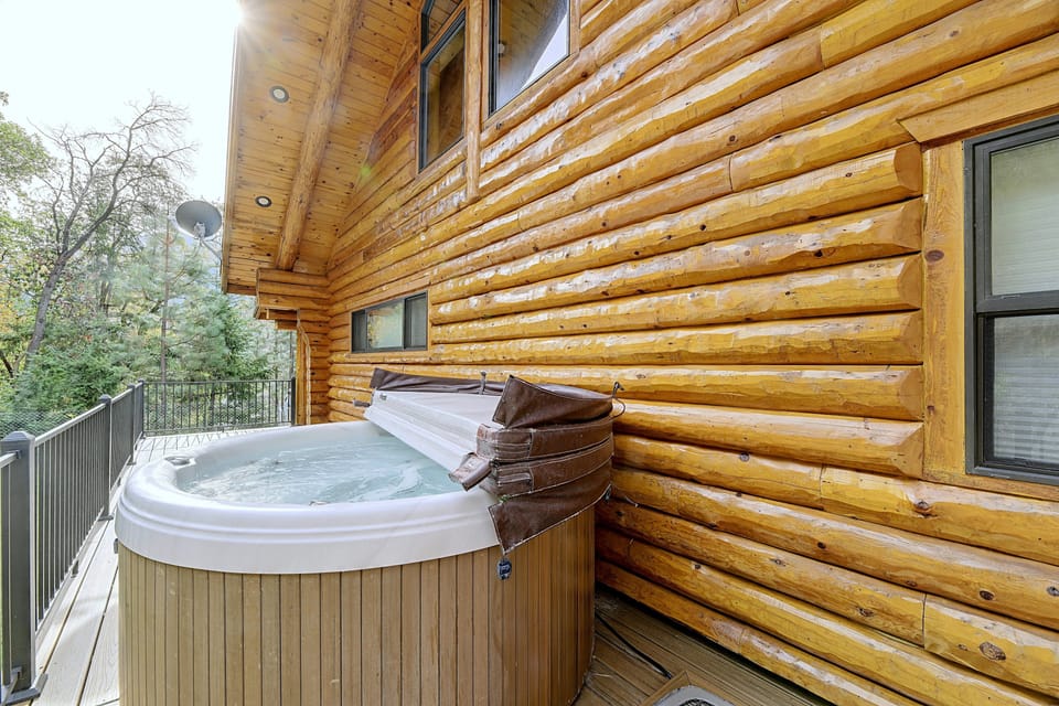 Hot Tub & Mountain Views! Canyonville Log Cabin House in Oregon