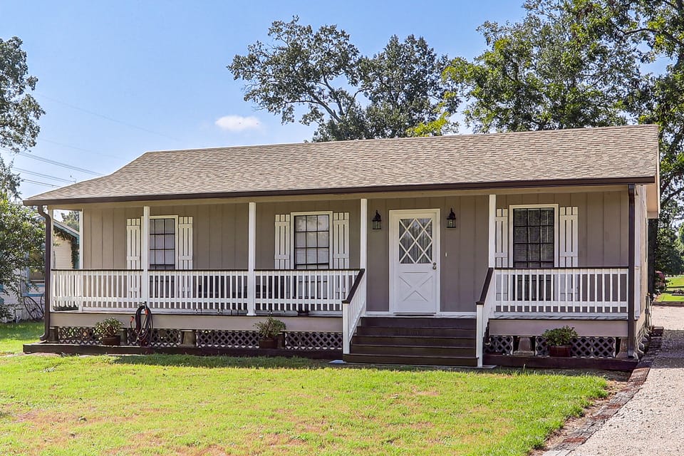Ventress 2-Home Getaway w/ Shared Pier House in Louisiana
